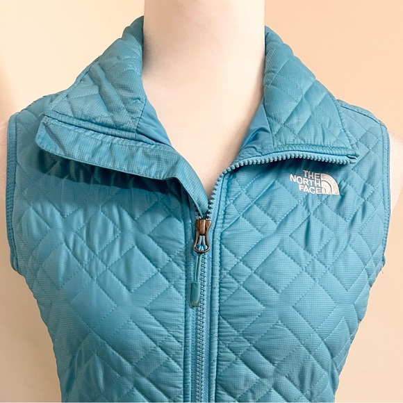 Pretty North Face lightweight puffer vest! - Picture 3 of 11